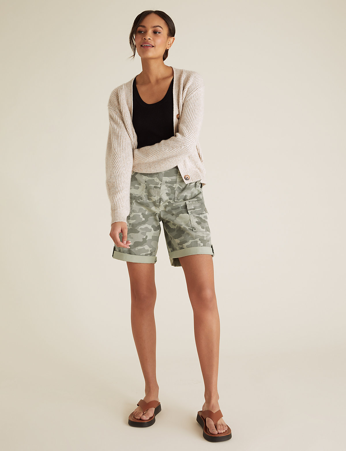 Женские шорты Marks & Spencer Универсальные шорты-карго Tencel™ с камуфляжным принтом, Marks&Spencer