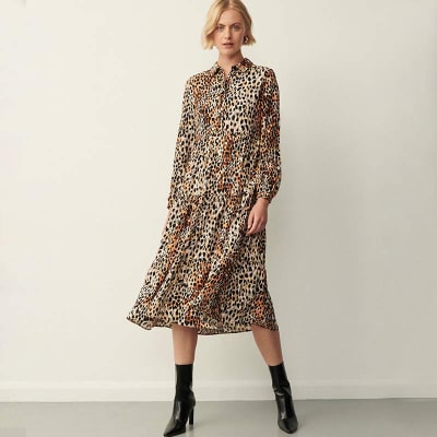 https://asset1.marksandspencer.com/is/image/mands/1229_20230831_S&L-LONGER-FEATURE_WW_BEST-AUTUMN-DRESSES_BSLH-9625_11?$editorial_780x780$