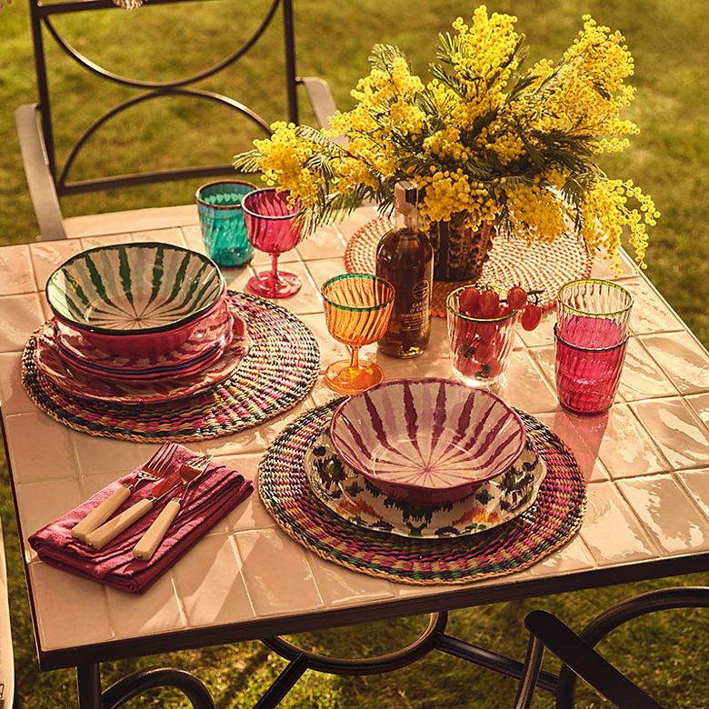 Outdoor table with picnic plate set and outdoor tableware. Shop picnicware and picnic sets 
