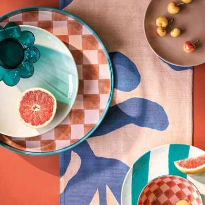 Eat outdoors all summer with our melamine picnic sets