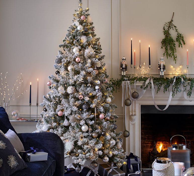 21 Silver Christmas Tree Décor Ideas - DigsDigs