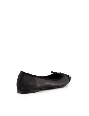 black closed toe shoes