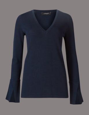 Джемпер с V-горловиной и расклешенным манжетом