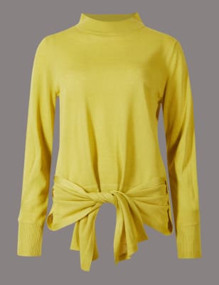 Джемпер с высокой горловиной и поясом на талии сзади