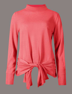 Джемпер с высокой горловиной и поясом на талии сзади