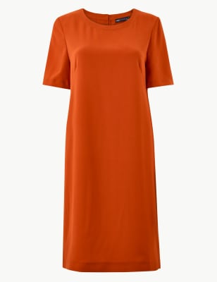 Платье-шифт однотонное с коротким рукавом