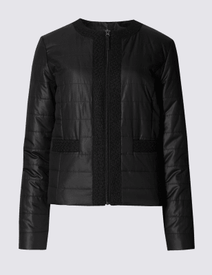 

Слегка приталенная укороченная куртка Stormwear™ с отделкой