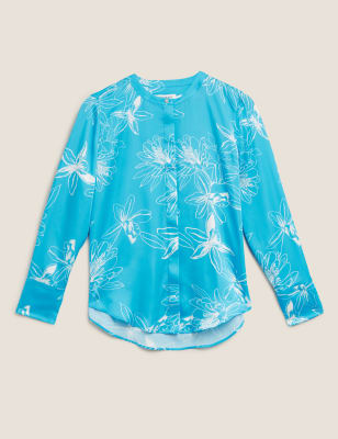 Атласная удлиненная рубашка в цветочек без воротника