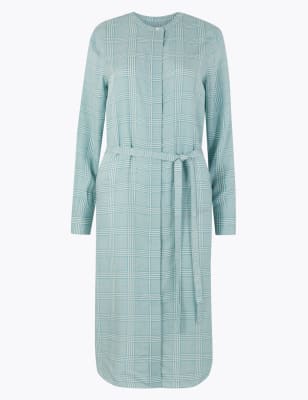 Платье-рубашка в клетку длиной миди