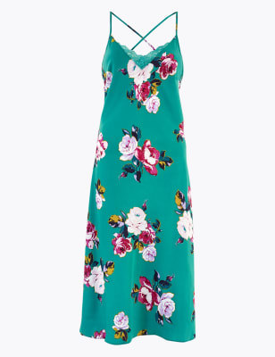 Сатиновая сорочка с кружевной отделкой