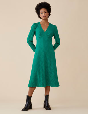 green v neck dress with sleeves